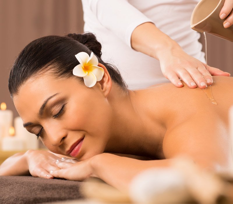 woman having a back oil massage PHW7JXQ