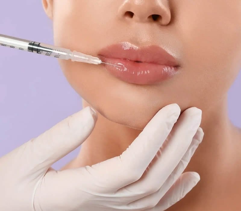 Mujer recibiendo tratamiento de Botox en Oasis Healing Spa.