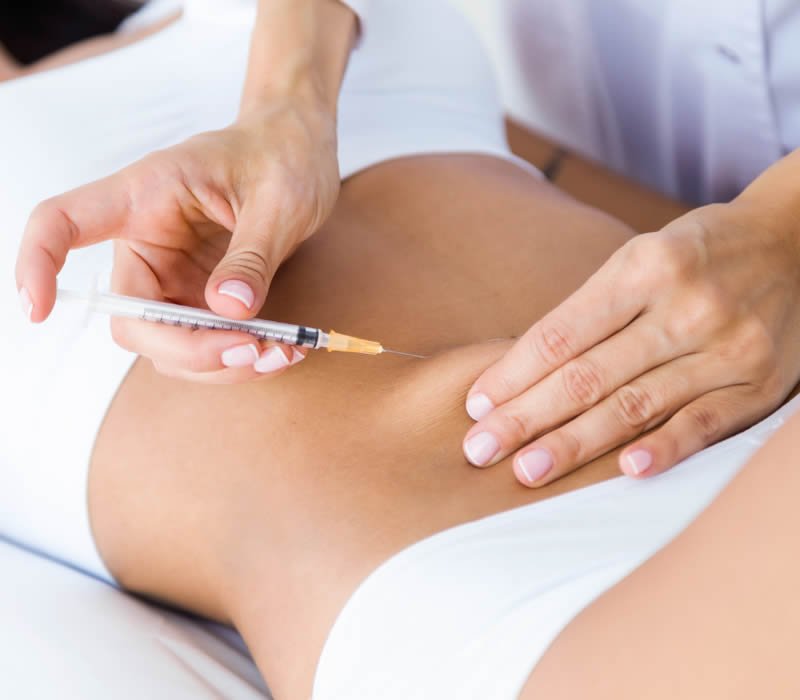 Chica recibiendo inyecciones de lipólisis en Oasis Healing SPA en Miami para reducir grasa localizada de manera segura y efectiva.